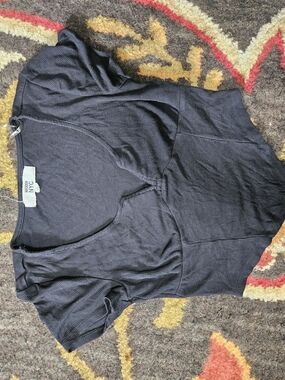 MADDEN NYC Ribbed Short Sleeve Scoop-Neck Tee in Black